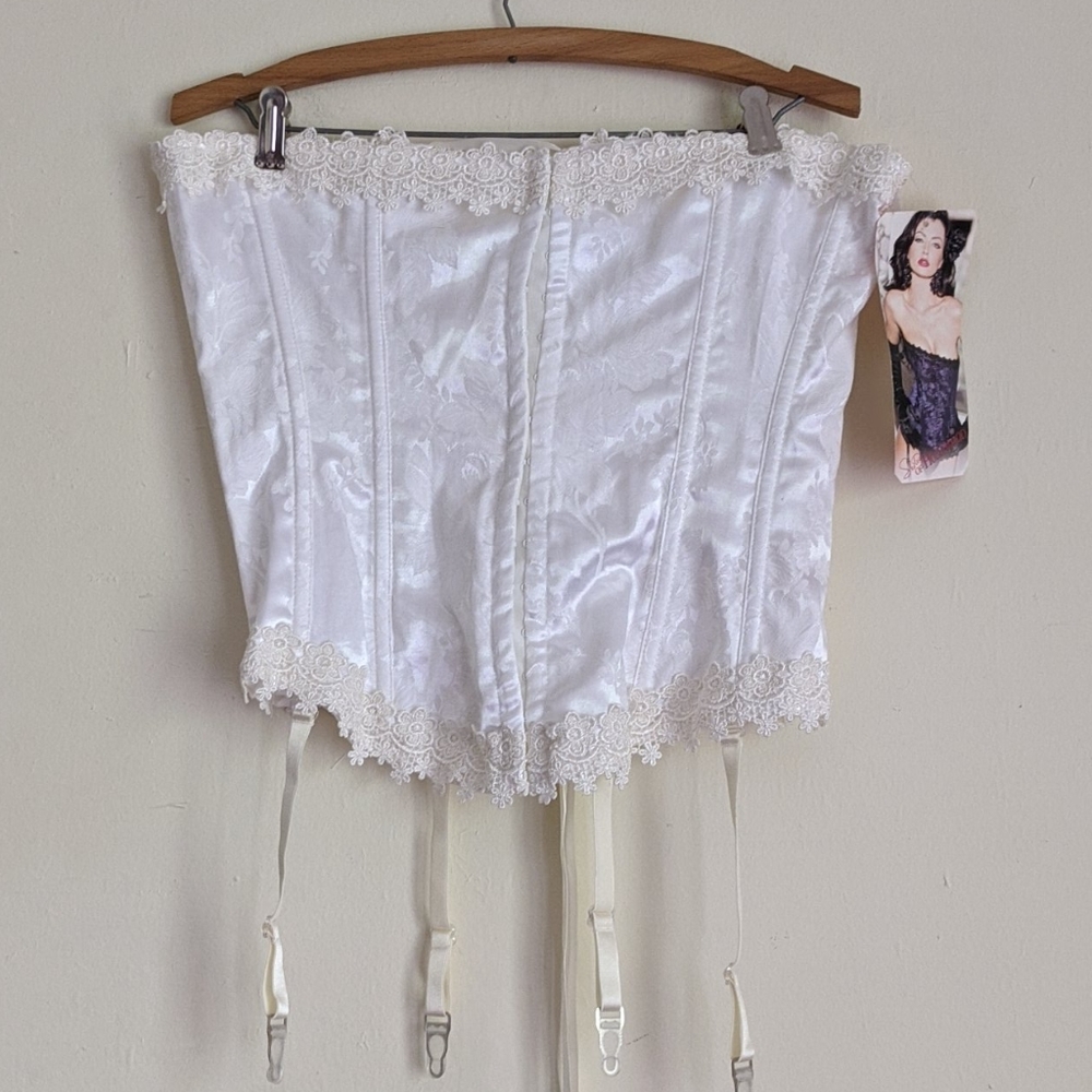 Vintage White Lacey Up Floral Corset NWT 🤍
